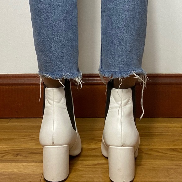 WHITE ANKLE BOOTIE 🤍 - Picture 9 of 13